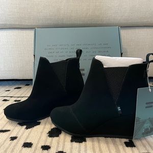 Toms NWT  Kelsey black suede bootie